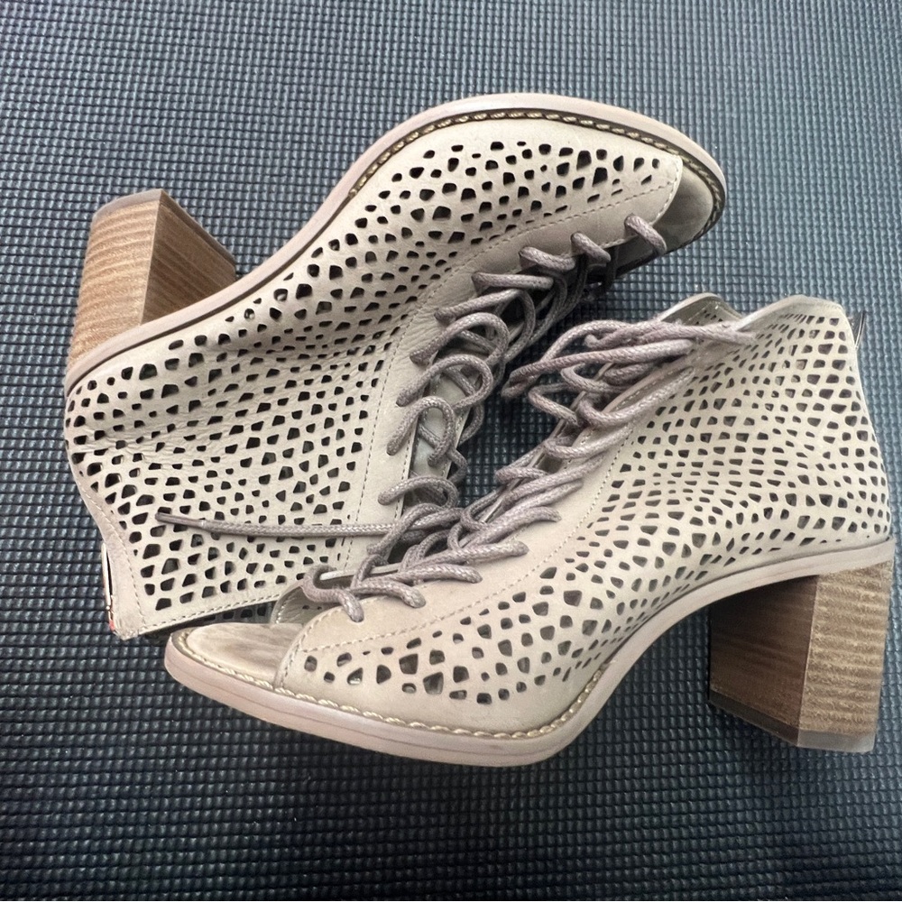 Vince Camuto SUMMER Beige Lace-Up Ankle Boots